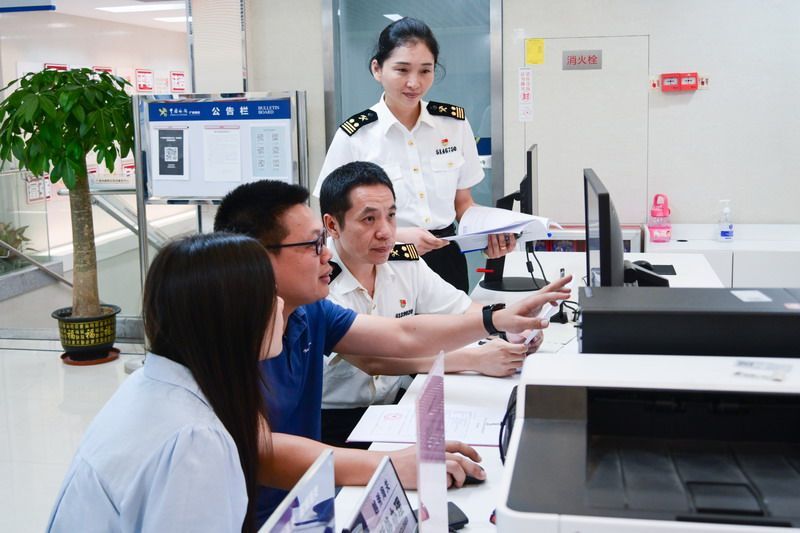 关税处、越秀海关用心做好“我陪群众走流程” 努力提升政务服务水平