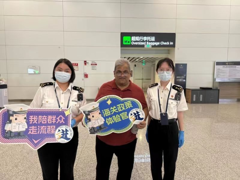 机场海关开展旅检现场“我陪群众走流程”政务服务能力提升行动