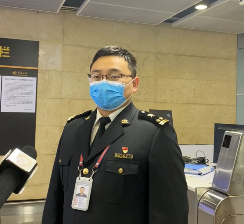 旅检现场针对疫情防控接受电视台采访 旅检现场针对疫情防控接受电视台采访