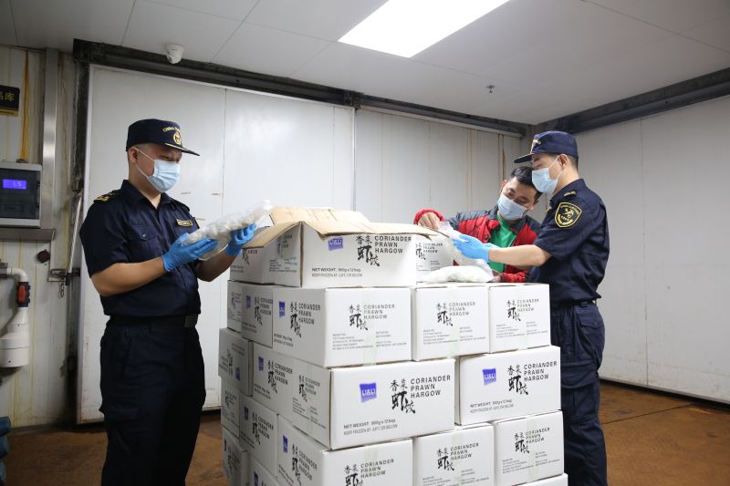 潮州海关关员对出口冷冻食品进行检查