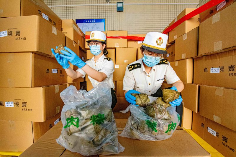 海关关员对出口粽子进行监管